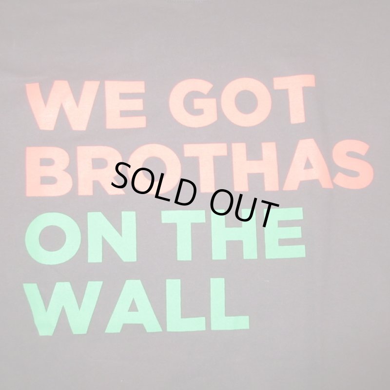 画像1: 新品 00's 40 ACRES SPIKE LEE WE GOT BROTHAS ON THE WALL Tシャツ BLK / 201022 (1)
